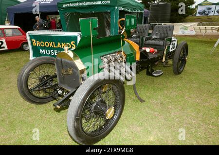 Une voiture de course de 1909 Berliet Curtiss, sur le stand du musée Brooklands, au Silverstone Classic 2017 Banque D'Images