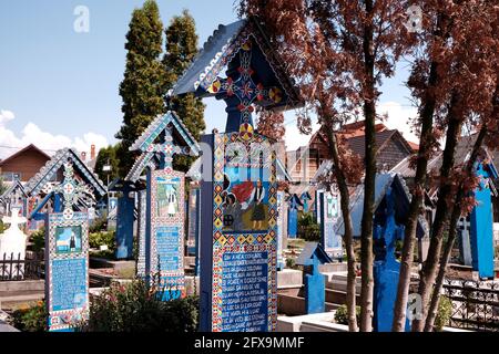 Sapanta, Maramures, Roumanie - 8 août 2020. Cimetière Joyeux avec des croix en bois peint unique et amusant dans le village de Sapanta, Maramures Banque D'Images
