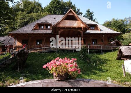 Mara, Maramures. Restaurant de truites de style rural Pastavaria Alex situé près de la ville Ieud , Roumanie. Restaurant spécialisé dans le poisson et l'Europe de l'est Banque D'Images