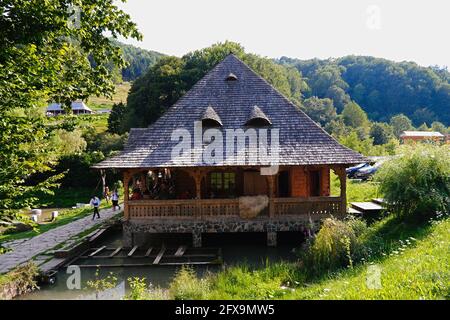 Mara, Maramures. Restaurant de truites de style rural Pastavaria Alex situé près de la ville Ieud , Roumanie. Restaurant spécialisé dans le poisson et l'Europe de l'est Banque D'Images