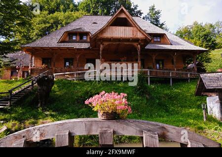 Mara, Maramures. Restaurant de truites de style rural Pastavaria Alex situé près de la ville Ieud , Roumanie. Restaurant spécialisé dans le poisson et l'Europe de l'est Banque D'Images