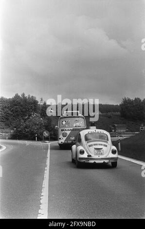 Équipe bulgare à Kamen pour la coupe du monde 74; escorte pendant le trajet bus bulgare, 13 juin 1974, gardes, équipes, Sports, football, pays-Bas, agence de presse du XXe siècle photo, news to remember, documentaire, photographie historique 1945-1990, histoires visuelles, L'histoire humaine du XXe siècle, immortaliser des moments dans le temps Banque D'Images