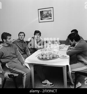 Équipe nationale bulgare à Kamen pour la coupe du monde 74; de gauche à droite Coranov (gardien de but) Denev et Bonev, 13 juin 1974, équipes, sports, Football, pays-Bas, Agence de presse du XXe siècle photo, nouvelles à retenir, documentaire, photographie historique 1945-1990, histoires visuelles, L'histoire humaine du XXe siècle, immortaliser des moments dans le temps Banque D'Images