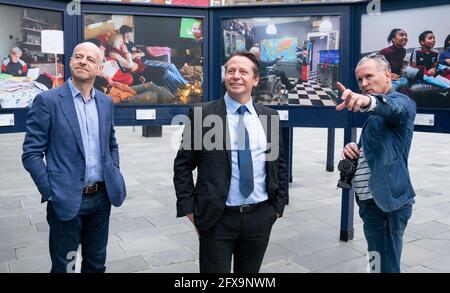 USAGE ÉDITORIAL EXCLUSIF (de gauche à droite) Alex Green, directeur général d'Amazon Prime Video Sport & Europe et ministre des Sports Nigel Huddlestone, rejoint le photographe Stuart Roy Clarke lors du lancement de sa nouvelle exposition Prime Video, intitulée The Homes of football, au National football Museum, à Manchester. Date de la photo: Mercredi 26 mai 2021. Banque D'Images