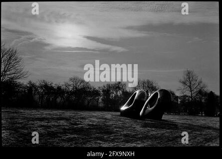 Le Henry Moore Sculpture Park à Perry Green, Hertfordshire, Angleterre 1996 a scanné 2021. Le sculpteur Henry Moore s'y installe en 1941. Sa maison Hoglands fait maintenant partie d'un jardin de sculptures avec son travail, dirigé par la Fondation Henry Moore Banque D'Images