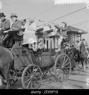 Le maire A. H. van Gelderen de Zaandijk célèbre le 25e anniversaire. Le maire Van Gelderen en vieux stagecoach anglais pendant le trajet, le 18 mars 1960, maires, anniversaires, stagecoach, Rides, pays-Bas, Agence de presse du XXe siècle photo, news to remember, documentaire, photographie historique 1945-1990, histoires visuelles, L'histoire humaine du XXe siècle, immortaliser des moments dans le temps Banque D'Images