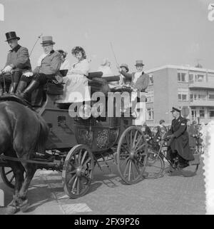 Le maire A. H. van Gelderen de Zaandijk célèbre le 25e anniversaire. Dans les vieux stagecoach anglais, 18 mars 1960, maires, jubilés, Calèches, pays-Bas, Agence de presse du XXe siècle photo, nouvelles à retenir, documentaire, photographie historique 1945-1990, histoires visuelles, L'histoire humaine du XXe siècle, immortaliser des moments dans le temps Banque D'Images