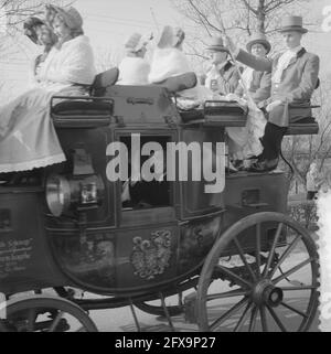 Le maire A. H. van Gelderen de Zaandijk célèbre le 25e anniversaire. Dans la stagecoach anglaise ancienne, le 18 mars 1960, maires, anniversaires, Calèches, pays-Bas, Agence de presse du XXe siècle photo, nouvelles à retenir, documentaire, photographie historique 1945-1990, histoires visuelles, L'histoire humaine du XXe siècle, immortaliser des moments dans le temps Banque D'Images