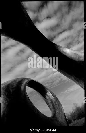 Le Henry Moore Sculpture Park à Perry Green, Hertfordshire, Angleterre 1996 a scanné 2021. Vu ici: Double ovale 1966 Bronze. Le sculpteur Henry Moore s'y installe en 1941. Sa maison Hoglands fait maintenant partie d'un jardin de sculptures avec son travail, dirigé par la Fondation Henry Moore Banque D'Images