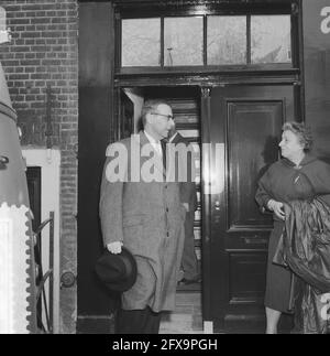 Maire M. G. van Hall heit première pile pour la maison étudiante à côté de la maison Anne Frank, le maire Van Hall quitte la maison Anne Frank, le 3 mai 1960, maires, maisons d'étudiants, Pays-Bas, Agence de presse du XXe siècle photo, nouvelles à retenir, documentaire, photographie historique 1945-1990, histoires visuelles, L'histoire humaine du XXe siècle, immortaliser des moments dans le temps Banque D'Images