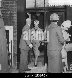 Monsieur le maire. G. van Hall heit première pile pour la maison étudiante à côté de la maison Anne Frank, Mme Van Hal quitte la maison Anne Frank, le 3 mai 1960, maires, maisons d'étudiants, Pays-Bas, Agence de presse du XXe siècle photo, nouvelles à retenir, documentaire, photographie historique 1945-1990, histoires visuelles, L'histoire humaine du XXe siècle, immortaliser des moments dans le temps Banque D'Images