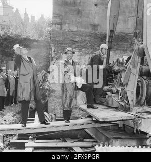 Monsieur le maire. G. van Hall heit première pile pour la maison étudiante à côté de la maison Anne Frank, maire van Hall on the Piling, 3 mai 1960, maires, Piling, Maisons d'étudiants, pays-Bas, Agence de presse du XXe siècle photo, nouvelles à retenir, documentaire, photographie historique 1945-1990, histoires visuelles, L'histoire humaine du XXe siècle, immortaliser des moments dans le temps Banque D'Images