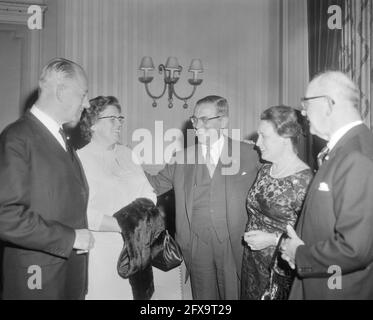 Maire d'Amsterdam Van Hall (au centre) et maire Kolfschoten de la Haye (à droite) en compagnie de deux femmes maires, 14 octobre 1965, maires, anniversaires, Femmes, pays-Bas, Agence de presse du XXe siècle photo, nouvelles à retenir, documentaire, photographie historique 1945-1990, histoires visuelles, L'histoire humaine du XXe siècle, immortaliser des moments dans le temps Banque D'Images