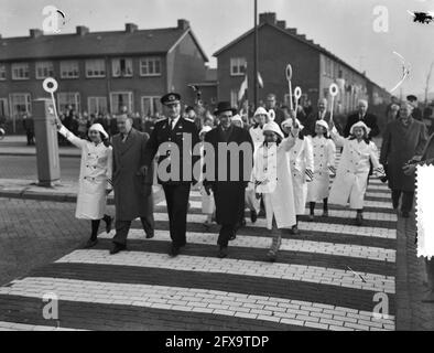 Le maire Van Hall installe la 200e brigade de gardes-passages, le 16 novembre 1959, maires, gardes-passages, Pays-Bas, Agence de presse du XXe siècle photo, nouvelles à retenir, documentaire, photographie historique 1945-1990, histoires visuelles, L'histoire humaine du XXe siècle, immortaliser des moments dans le temps Banque D'Images