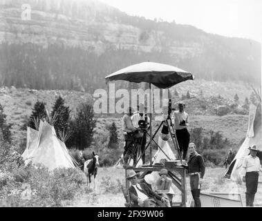 Directeur W.S. VAN DIKE (assis) CLYDE DE de VINNA, cinéaste, avec Camera Crew et TIM McCoy, sur place, a fait du Candid dans le Wyoming pendant le tournage du réalisateur W.S. de WAR PAINT 1926 VAN DIKE Metro Goldwyn Mayer Banque D'Images