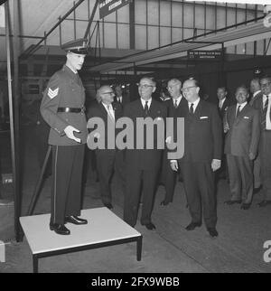 Maire Van Hall lors de la visite d'ouverture de la Foire de la mode des hommes dans la RAI, 3 septembre 1962, pays-Bas, agence de presse du XXe siècle photo, news to Remember, documentaire, photographie historique 1945-1990, histoires visuelles, L'histoire humaine du XXe siècle, immortaliser des moments dans le temps Banque D'Images