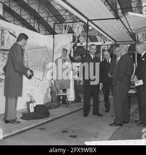 Maire Van Hall lors de la visite d'ouverture de la Foire de la mode des hommes dans la RAI, 3 septembre 1962, pays-Bas, agence de presse du XXe siècle photo, news to Remember, documentaire, photographie historique 1945-1990, histoires visuelles, L'histoire humaine du XXe siècle, immortaliser des moments dans le temps Banque D'Images