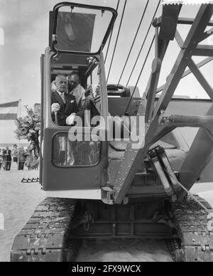 Le maire Van Kolfschoten donne le signal de départ pour la construction de la nouvelle jetée à Scheveningen, 17 septembre 1959, BURGEMEESTERS, signaux de démarrage, Pays-Bas, Agence de presse du XXe siècle photo, nouvelles à retenir, documentaire, photographie historique 1945-1990, histoires visuelles, L'histoire humaine du XXe siècle, immortaliser des moments dans le temps Banque D'Images