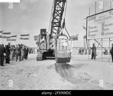 Le maire Van Kolfschoten donne le signal de départ pour la construction de la nouvelle jetée à Scheveningen, 17 septembre 1959, BURGEMEESTERS, signaux de démarrage, Pays-Bas, Agence de presse du XXe siècle photo, nouvelles à retenir, documentaire, photographie historique 1945-1990, histoires visuelles, L'histoire humaine du XXe siècle, immortaliser des moments dans le temps Banque D'Images