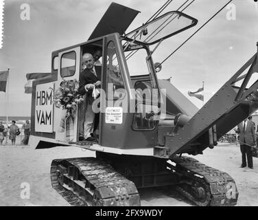 Le maire Van Kolfschoten donne le signal de départ pour la construction de la nouvelle jetée à Scheveningen, 17 septembre 1959, BURGEMEESTERS, signaux de démarrage, Pays-Bas, Agence de presse du XXe siècle photo, nouvelles à retenir, documentaire, photographie historique 1945-1990, histoires visuelles, L'histoire humaine du XXe siècle, immortaliser des moments dans le temps Banque D'Images