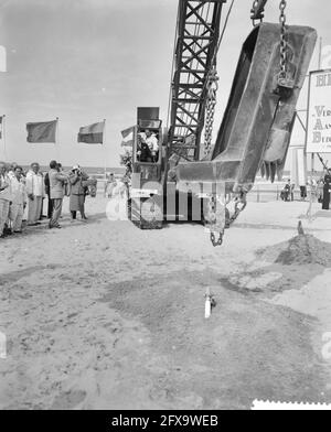 Le maire Van Kolfschoten donne le signal de départ pour la construction de la nouvelle jetée à Scheveningen, 17 septembre 1959, BURGEMEESTERS, signaux de démarrage, Pays-Bas, Agence de presse du XXe siècle photo, nouvelles à retenir, documentaire, photographie historique 1945-1990, histoires visuelles, L'histoire humaine du XXe siècle, immortaliser des moments dans le temps Banque D'Images