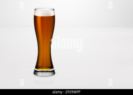 Rendu 3D d'un verre de bière légère isolé sur fond blanc. Adapté à votre projet de conception. Banque D'Images