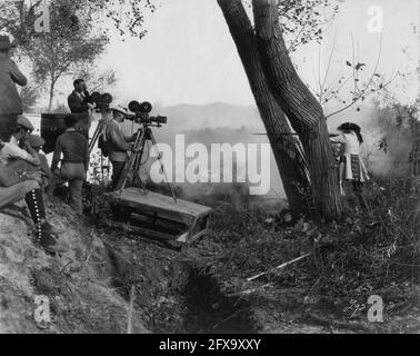 Directeur W.S. DIKE and Camera Crew, y compris CLYDE DE VINNA, sur place, LES GAGNANTS du film Candid DU réalisateur W.S. de WILDERNESS 1927 VAN DIKE directeur de la photographie Clyde de Vinna costumes de conception Lucia Coulter Metro Goldwyn Mayer Banque D'Images