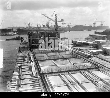 Construction de caissons pour la zone sinistrée du port de Rotterdam, 31 mars 1953, REFUGES, caissons, Disaster Areas, pays-Bas, agence de presse du XXe siècle photo, news to remember, documentaire, photographie historique 1945-1990, histoires visuelles, L'histoire humaine du XXe siècle, immortaliser des moments dans le temps Banque D'Images