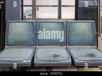 Sièges vides dans le métro parisien, 21.5.2021 Paris France le métro parisien est un moyen pratique et peu coûteux de visiter paris Transpo Banque D'Images