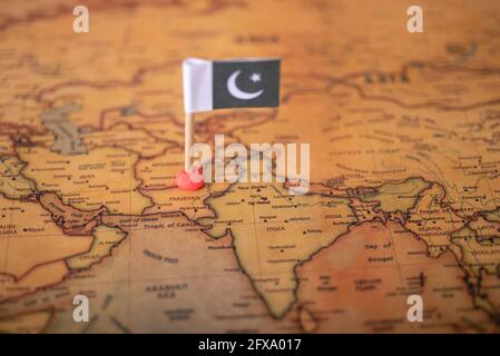 Le drapeau du Pakistan sur la carte du monde. Le concept du tourisme et du voyage. Banque D'Images