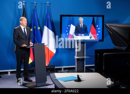 Berlin, Allemagne. 26 mai 2021. OLAF Scholz (l, SPD), ministre fédéral des Finances, et Bruno le Maire, ministre français des Finances, prenant la parole lors d'une conférence de presse conjointe au ministère fédéral des Finances. Credit: Bernd von Jutrczenka/dpa Pool/dpa/Alay Live News Banque D'Images