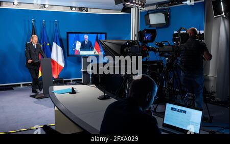 Berlin, Allemagne. 26 mai 2021. OLAF Scholz (l, SPD), ministre fédéral des Finances, et Bruno le Maire, ministre français des Finances, prenant la parole lors d'une conférence de presse conjointe au ministère fédéral des Finances. Credit: Bernd von Jutrczenka/dpa Pool/dpa/Alay Live News Banque D'Images