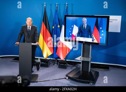 Berlin, Allemagne. 26 mai 2021. OLAF Scholz (l, SPD), ministre fédéral des Finances, et Bruno le Maire, ministre français des Finances, prenant la parole lors d'une conférence de presse conjointe au ministère fédéral des Finances. Credit: Bernd von Jutrczenka/dpa Pool/dpa/Alay Live News Banque D'Images