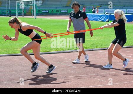 Belge Noor Vidts, l'entraîneur d'athlétisme Fernando Oliva et l'athlète belge Kim Meylemans photographiés lors d'un camp d'entraînement organisé par le BOIC - Banque D'Images