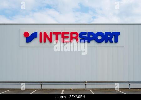 Logo vue de la marque INTERSPORT sur la façade du magasin français avec enseigne à Fleche, France 20.5.2021 INTERSPORT est une marque célèbre pour le sport equi Banque D'Images