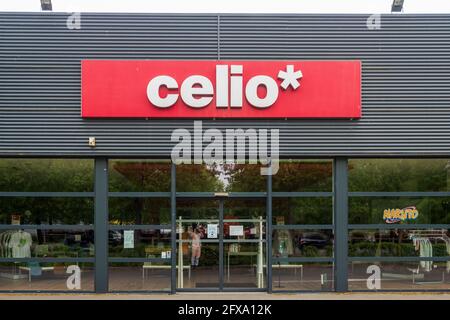 CELIO logo vue sur la façade du magasin de la boutique française avec la signalisation de marque à Fleche, France 20.5.2021 CELIO est une marque célèbre pour les vêtements et les modes selon Banque D'Images