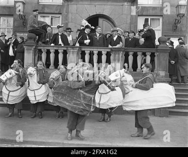 Carnival Oeteldonk Den Bosch et Bergen op Zoom, 12 février 1956, CARNAVAL, pays-Bas, agence de presse du xxe siècle photo, nouvelles à retenir, documentaire, photographie historique 1945-1990, histoires visuelles, L'histoire humaine du XXe siècle, immortaliser des moments dans le temps Banque D'Images