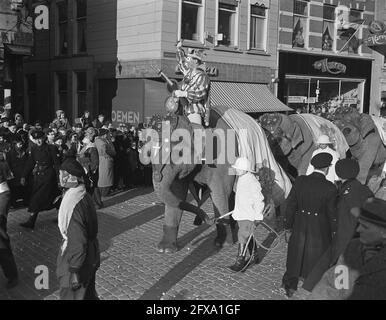 Carnival Oeteldonk Den Bosch et Bergen op Zoom, 12 février 1956, CARNAVAL, pays-Bas, agence de presse du xxe siècle photo, nouvelles à retenir, documentaire, photographie historique 1945-1990, histoires visuelles, L'histoire humaine du XXe siècle, immortaliser des moments dans le temps Banque D'Images