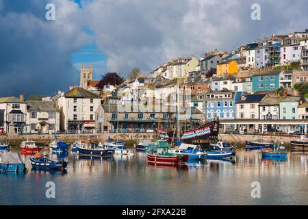 Devon UK, vue sur les bateaux de pêche amarrés dans le port de Brixham, Torbay, Devon, sud-ouest de l'Angleterre, Royaume-Uni Banque D'Images