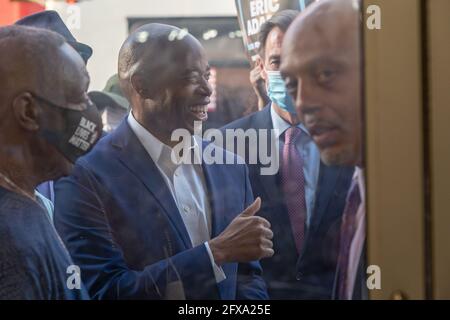 New York, États-Unis. 25 mai 2021. Eric Adams, président du quartier de Brooklyn, arrive au Forum Mayoral du réseau national d'action à New York. Les principaux candidats démocrates à la mairie de New York participent au révérend Al Sharpton et au forum mayonnaise du National action Network qui s'est tenu devant un public en direct à l'occasion de l'anniversaire du meurtre de George Floyd. Crédit : SOPA Images Limited/Alamy Live News Banque D'Images