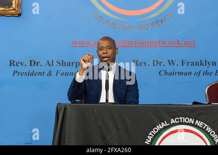 New York, États-Unis. 25 mai 2021. Eric Adams, président du quartier de Brooklyn, s'exprime au Forum Mayoral du réseau national d'action à New York. Les principaux candidats démocrates à la mairie de New York participent au révérend Al Sharpton et au forum mayonnaise du National action Network qui s'est tenu devant un public en direct à l'occasion de l'anniversaire du meurtre de George Floyd. Crédit : SOPA Images Limited/Alamy Live News Banque D'Images