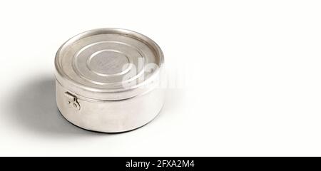 Vue de dessus de l'aliment métal en conserve isolé sur fond blanc . Ajout d'un espace de copie pour le texte. Banque D'Images