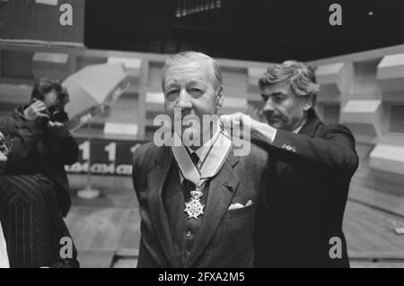 CDA Party council à Rotterdam; T. Tolman est décoré par Lubbers, 4 juin 1988, POLITICS, pays-Bas, agence de presse du xxe siècle photo, nouvelles à retenir, documentaire, photographie historique 1945-1990, histoires visuelles, L'histoire humaine du XXe siècle, immortaliser des moments dans le temps Banque D'Images