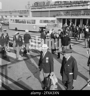 Chef de mission Simon de Wit avec des marins, des rameurs et des judokas partirent pour Tokyo, l'équipe sur la plate-forme, 23 septembre 1964, Judokas, plates-formes, Escouades, rameurs, départ, pays-Bas, agence de presse du XXe siècle photo, news to remember, documentaire, photographie historique 1945-1990, histoires visuelles, L'histoire humaine du XXe siècle, immortaliser des moments dans le temps Banque D'Images