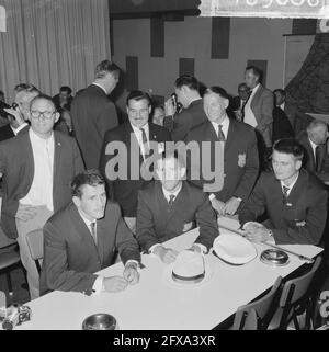 Chef de mission Simon de Wit avec des marins, des oarmen et des judokas partirent pour Tokyo, l'équipe sur les marches d'avion, 23 septembre 1964, Judokas, équipes, Aurétres, départs, pays-Bas, Agence de presse du XXe siècle photo, nouvelles à retenir, documentaire, photographie historique 1945-1990, histoires visuelles, L'histoire humaine du XXe siècle, immortaliser des moments dans le temps Banque D'Images