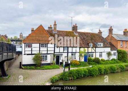 Cottages classiques à colombages à Hungerford Wharf à côté du canal Kennett & Avon à Hungerford, une ville marchande du Berkshire, au sud-ouest de l'Angleterre Banque D'Images