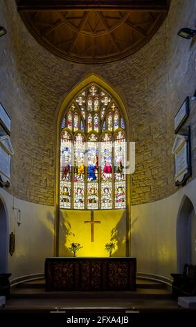 Abside, autel, fenêtre ambulatoire et vitraux dans l'église Saint-Laurent à Hungerford, une ville marchande du Berkshire, au sud-ouest de l'Angleterre Banque D'Images