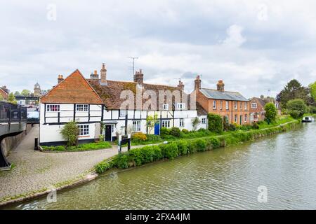 Cottages classiques à colombages à Hungerford Wharf à côté du canal Kennett & Avon à Hungerford, une ville marchande du Berkshire, au sud-ouest de l'Angleterre Banque D'Images