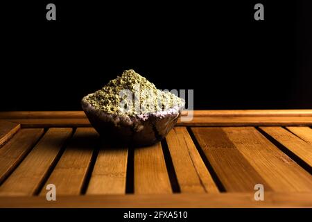 matcha, thé vert dans une casserole d'argile sur fond de bois Banque D'Images