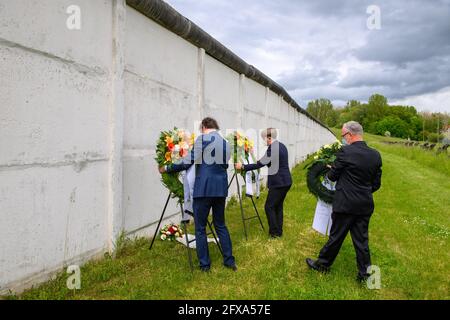 26 mai 2021, Saxe-Anhalt, Hötensleben : René Müller, Président de l'Association des monuments frontaliers de Hötensleben (l-r), Kai Langer, Directeur de la Fondation Mémorial de Saxe-Anhalt et Henning Konrad Otto de l'association Grenzenlos - Wege zum Nachgrange (Borderless - chemins vers les voisins) et Premier conseiller municipal de Helmstedt posent des couronnes au monument frontalier. La cérémonie de dépôt des couronnes a eu lieu le 69e anniversaire de l'établissement du régime frontalier de la RDA et des réinstallations forcées connexes de la zone réglementée. Le 26 mai 1952, une ordonnance de police établissant un 5-k a été rendue Banque D'Images